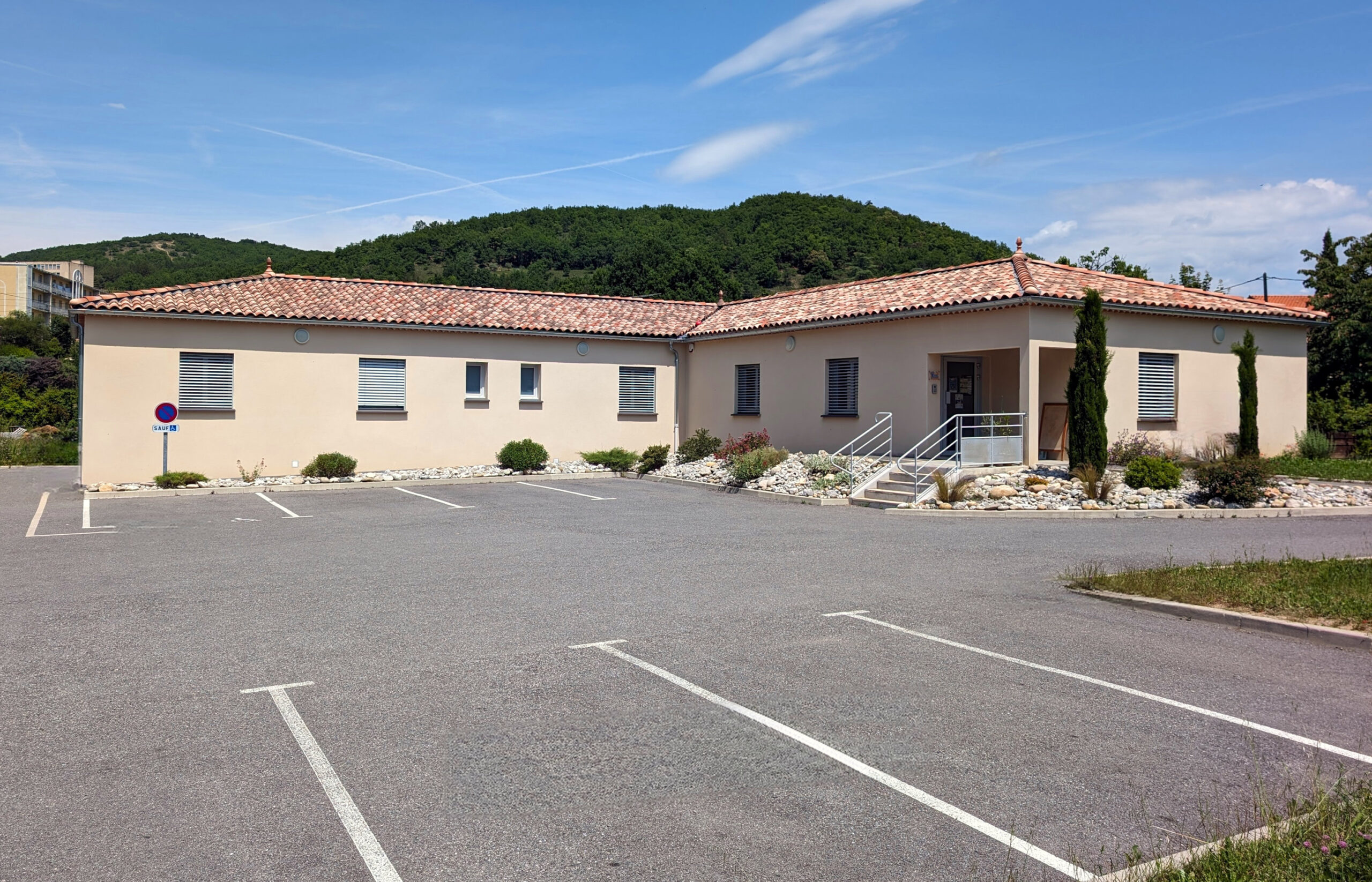Le Centre Athena à Laragne-Montéglin, vu depuis le parking